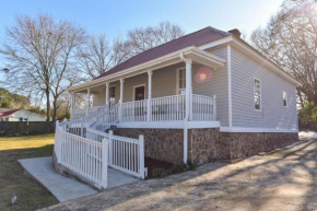 Bull Dawg Bungalow - Walk to Stadium, Big Yard!